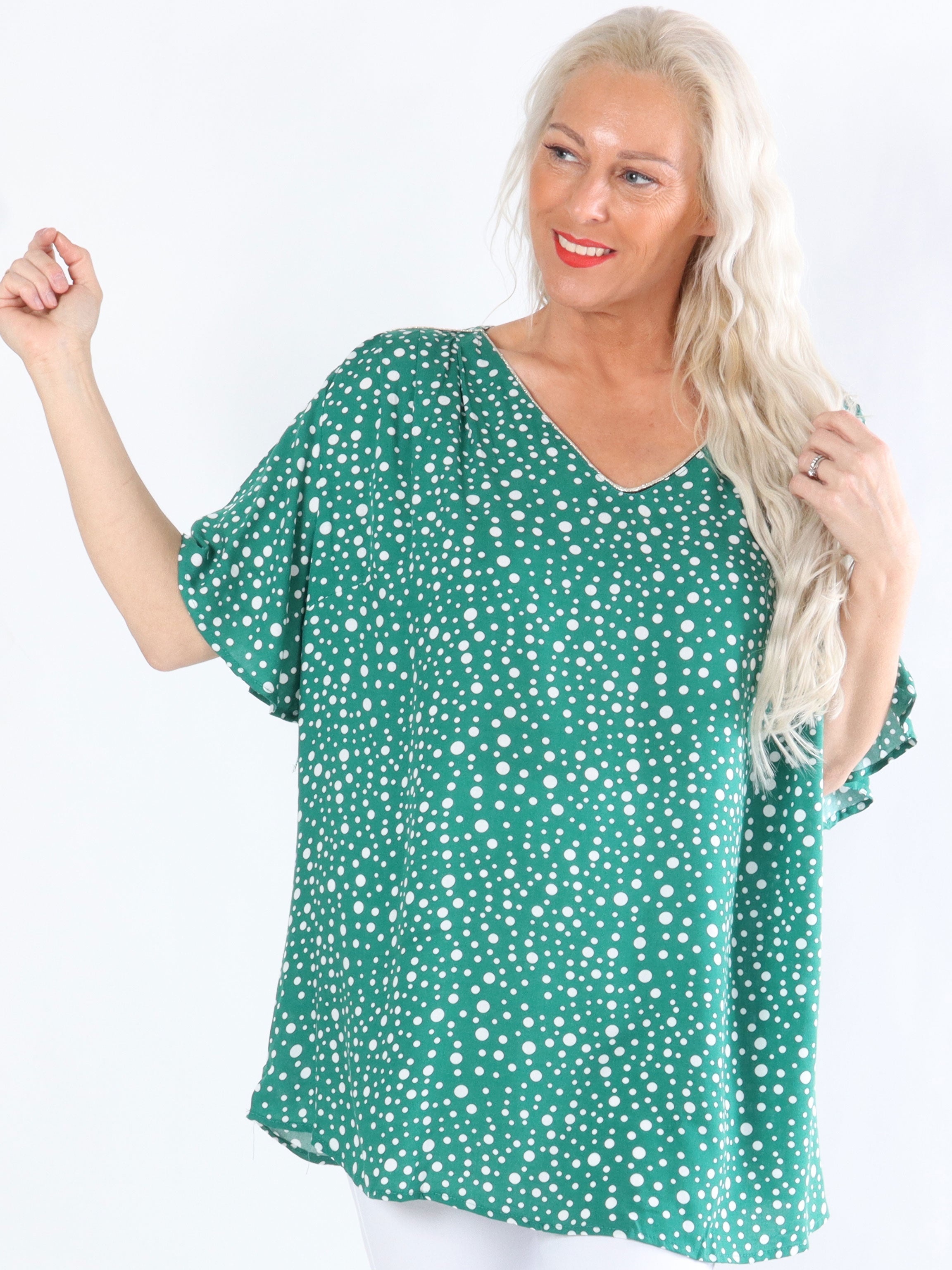 Leslie - Svart blus med prickar och söta ärmar